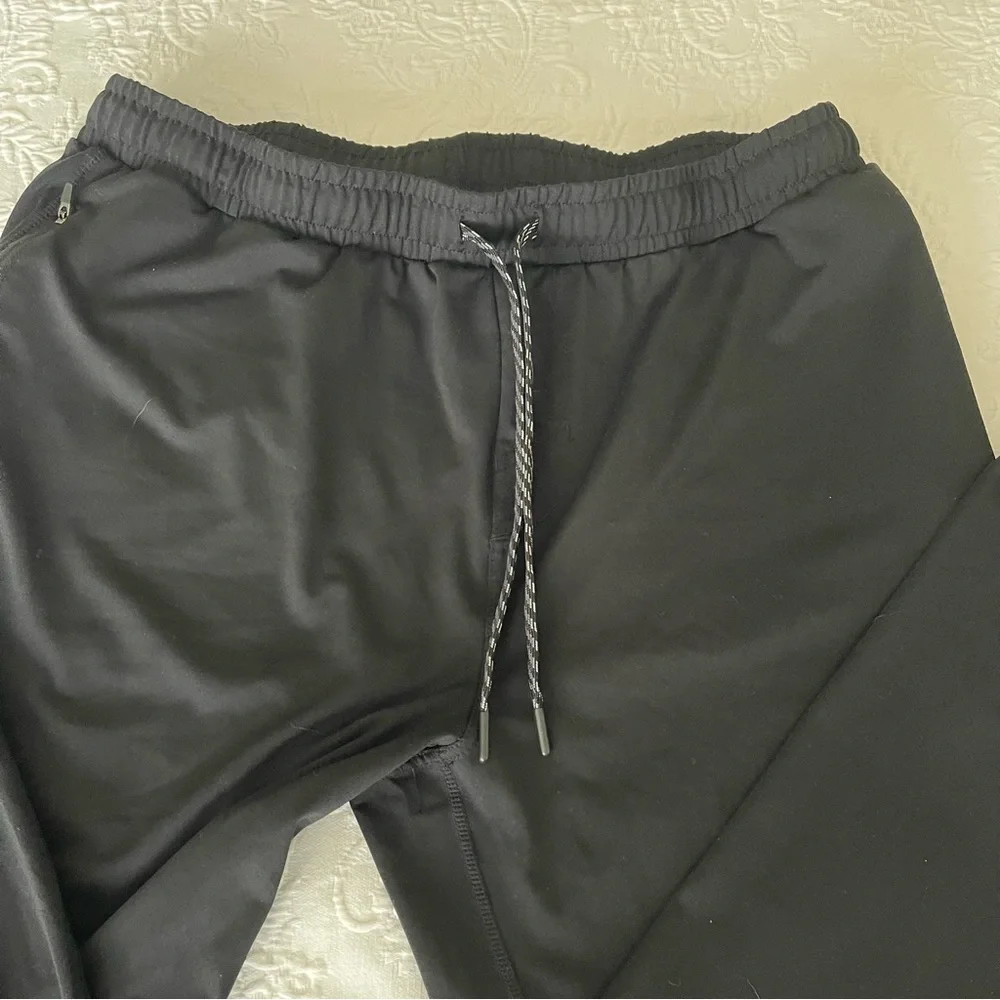 Kirkland Black Jogger Sweatpants. Like new. zippered pockets. Size XL
